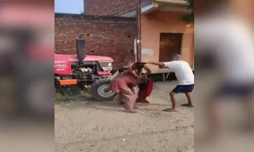 बाल पकड़कर महिला की सड़क में पिटाई, इंसानियत शर्मसार बाल पकड़कर महिला की सड़क में पिटाई, इंसानियत शर्मसार