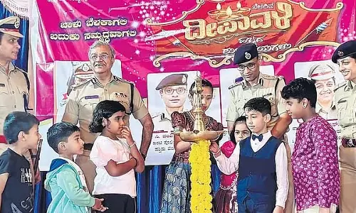 Karnataka : सीमनथ कुमार ने पुलिसकर्मियों का मनोबल बढ़ाने के लिए उनके साथ दिवाली मनाई Karnataka : सीमनथ कुमार ने पुलिसकर्मियों का मनोबल बढ़ाने के लिए उनके साथ दिवाली मनाई