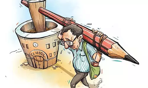 Guest लेक्चरर की सैलरी क्लर्क और कचरा उठाने वालों से भी कम है Guest लेक्चरर की सैलरी क्लर्क और कचरा उठाने वालों से भी कम है