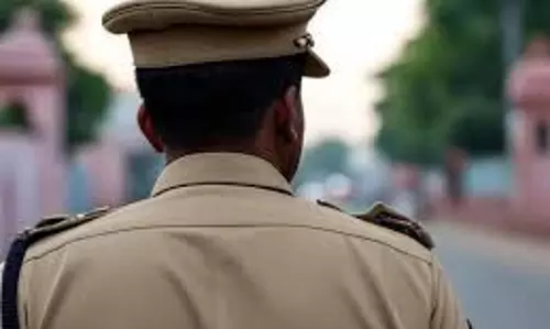 Bareilly: बाइक गिराने की घटना के बाद लाइन हाजिर, दरोगा पर कार्रवाई Bareilly: बाइक गिराने की घटना के बाद लाइन हाजिर, दरोगा पर कार्रवाई