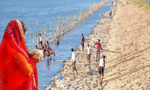 Bareilly: पक्के घाटों की सफाई से महापर्व की तैयारी जोरों पर Bareilly: पक्के घाटों की सफाई से महापर्व की तैयारी जोरों पर
