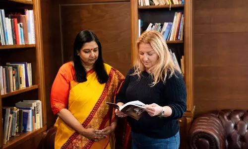 भारतीय दूतावास ने स्लोवाक रेडियो और टेलीविजन पुस्तकालय को पुस्तकें भेंट कीं भारतीय दूतावास ने स्लोवाक रेडियो और टेलीविजन पुस्तकालय को पुस्तकें भेंट कीं
