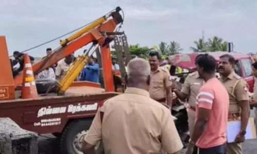 Tamil Nadu: उलुंदुरपेट के पास कार और टैंकर लॉरी की टक्कर में तीन लोगों की मौत Tamil Nadu: उलुंदुरपेट के पास कार और टैंकर लॉरी की टक्कर में तीन लोगों की मौत