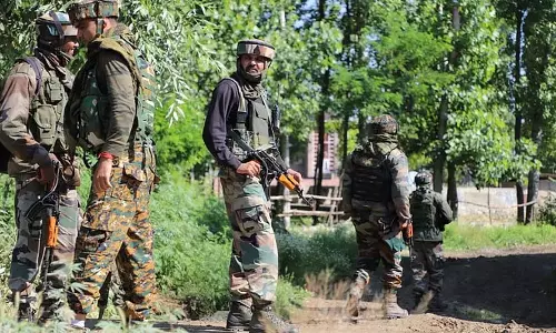 UP के शामली में पुलिस एनकाउंटर में 1 लाख का इनामी गैंगस्टर मारा गया UP के शामली में पुलिस एनकाउंटर में 1 लाख का इनामी गैंगस्टर मारा गया