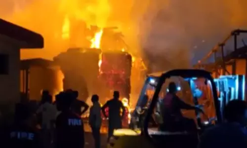 Gujarat: वलसाड पेपर मिल में आग लगी, किसी के हताहत होने की खबर नहीं Gujarat: वलसाड पेपर मिल में आग लगी, किसी के हताहत होने की खबर नहीं