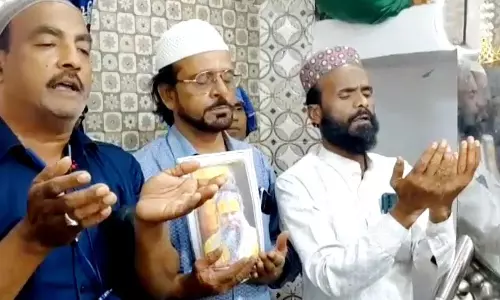 प्रेमानंद महाराज के लिए मुस्लिम युवाओं ने मांगी दुआ, फ्रेम फोटो लेकर पहुंचे दरगाह