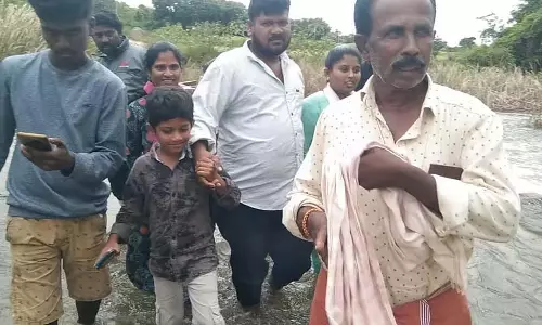 कोडी हरिदा रामसमुद्र केरे: पानी सड़क पर आ गया है; ग्रामीणों में निराशा कोडी हरिदा रामसमुद्र केरे: पानी सड़क पर आ गया है; ग्रामीणों में निराशा