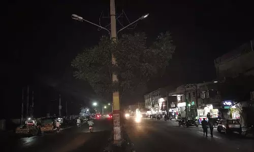DVG मुख्य सड़क पर स्ट्रीटलाइट नहीं: लोगों का गुस्सा DVG मुख्य सड़क पर स्ट्रीटलाइट नहीं: लोगों का गुस्सा