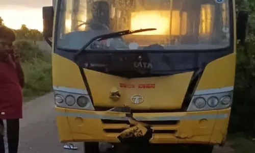बाइक और स्कूल वाहन की आमने-सामने टक्कर: एक ही परिवार के चार लोगों की मौत बाइक और स्कूल वाहन की आमने-सामने टक्कर: एक ही परिवार के चार लोगों की मौत