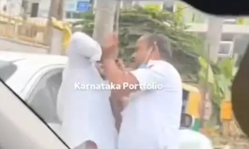 सर कहकर समझाता रहा ड्राइवर, ट्रैफिक आरक्षक ने जबरन तमाचा मारा सर कहकर समझाता रहा ड्राइवर, ट्रैफिक आरक्षक ने जबरन तमाचा मारा