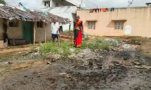 Chikkaballapura : सीसी सड़क का काम बीच में ही रुक गया Chikkaballapura : सीसी सड़क का काम बीच में ही रुक गया
