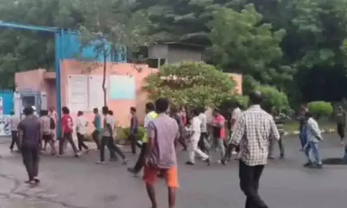 आंध्र प्रदेश में मजदूरी न मिलने पर Odisha के मजदूरों का विरोध प्रदर्शन आंध्र प्रदेश में मजदूरी न मिलने पर Odisha के मजदूरों का विरोध प्रदर्शन