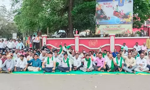 Karnataka : गन्ना किसानों ने विरोध प्रदर्शन किया, 3,363 रुपये प्रति टन की मांग की
