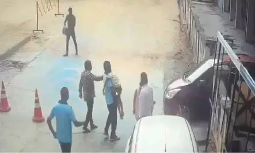 Telangana स्कूल में छात्र की संदिग्ध मौत, ब्रेन डेड होने की पुष्टि Telangana स्कूल में छात्र की संदिग्ध मौत, ब्रेन डेड होने की पुष्टि