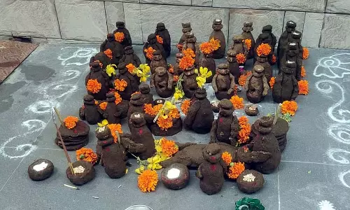 Diwali ; बड़ों द्वारा पांडवों की पूजा की गई Diwali ; बड़ों द्वारा पांडवों की पूजा की गई