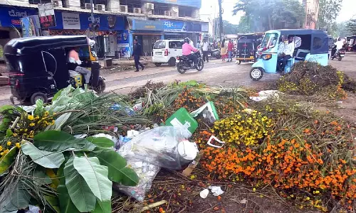 Hubli : कचरे का ढेर; यातायात बाधित