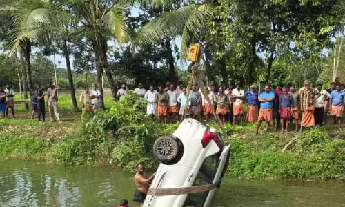 कार का कंट्रोल खो गया और वह तालाब में गिर गई; ड्राइवर बच गया