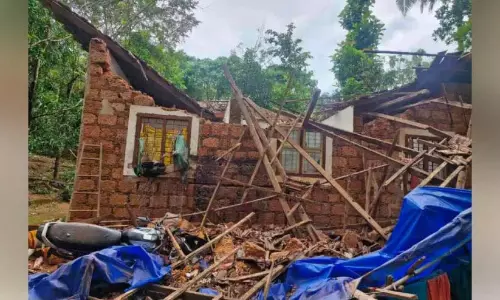 Kerala : कचेरीपरम्पिल में मकान गिरने से परिवार के सदस्य भागकर सुरक्षित बाहर निकले
