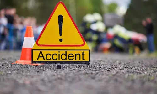 UP के कौशांबी में बाइक के डिवाइडर से टकराने से दो लोगों की मौत