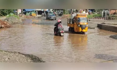 Kerala : रोड में जलभराव के साथ आने-जाने में दिक्कतें