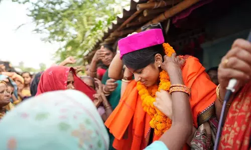 बिहार विधानसभा चुनाव 2025 : लोक गायिका मैथिली ठाकुर एक अलग राह पर बिहार विधानसभा चुनाव 2025 : लोक गायिका मैथिली ठाकुर एक अलग राह पर