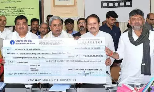 KSDL की ऐतिहासिक उपलब्धि: सरकार को 135 करोड़ का डिविडेंड चेक सौंपा गया KSDL की ऐतिहासिक उपलब्धि: सरकार को 135 करोड़ का डिविडेंड चेक सौंपा गया