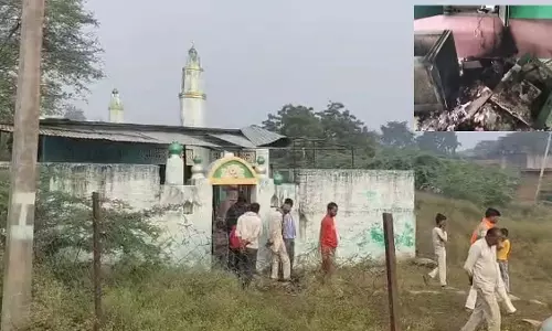 MP : छतरपुर में बदमाशों ने मस्जिद में आग लगाई; 2 लोग हिरासत में, 6 के खिलाफ मामला दर्ज MP : छतरपुर में बदमाशों ने मस्जिद में आग लगाई; 2 लोग हिरासत में, 6 के खिलाफ मामला दर्ज