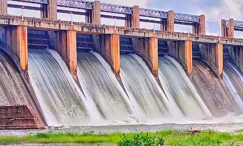 तुंगभद्रा गेट से पानी छोड़ा गया: नदी के किनारे रहने वाले लोगों को चेतावनी तुंगभद्रा गेट से पानी छोड़ा गया: नदी के किनारे रहने वाले लोगों को चेतावनी