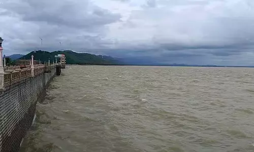 तुंगभद्रा जलाशय: तीन क्रेस्ट गेट खोले गए, पानी छोड़ा गया तुंगभद्रा जलाशय: तीन क्रेस्ट गेट खोले गए, पानी छोड़ा गया