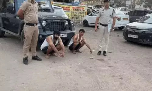 अंडरवियर और बनियान में गिरफ्तारी, चलती थार में युवकों ने किया था पेशाब