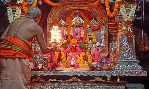 बारिश के बीच दिवाली का जश्न: मंदिरों में दीपोत्सव