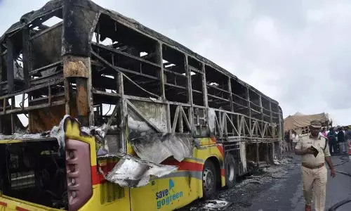 Kurnool में एक और बस हादसा.. क्रेन पलटी.. ऑपरेटर घायल Kurnool में एक और बस हादसा.. क्रेन पलटी.. ऑपरेटर घायल
