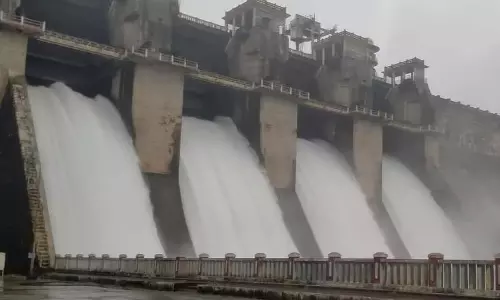 बारिश के मौसम के आखिर में मॉनसून जैसी बारिश: सामान्य जीवन अस्त-व्यस्त
