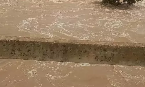 लगातार बारिश और तूफान; कोडी झील में गिर गया, 56 घर ढह गए लगातार बारिश और तूफान; कोडी झील में गिर गया, 56 घर ढह गए