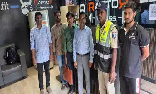 Hyderabad: जिम में बॉडीबिल्डिंग के लिए प्रतिबंधित दवाएं बेचते हुए पकड़ा गया Hyderabad: जिम में बॉडीबिल्डिंग के लिए प्रतिबंधित दवाएं बेचते हुए पकड़ा गया