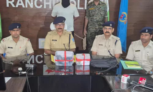 आर्म्स सप्लाई करने पहुंचा अपराधी गिरफ्तार, तीन लोडेड पिस्टल और दो मैगजीन बरामद आर्म्स सप्लाई करने पहुंचा अपराधी गिरफ्तार, तीन लोडेड पिस्टल और दो मैगजीन बरामद