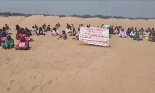 Odisha के ग्रामीणों ने अवैध रेत खनन के खिलाफ सत्याग्रह शुरू किया Odisha के ग्रामीणों ने अवैध रेत खनन के खिलाफ सत्याग्रह शुरू किया