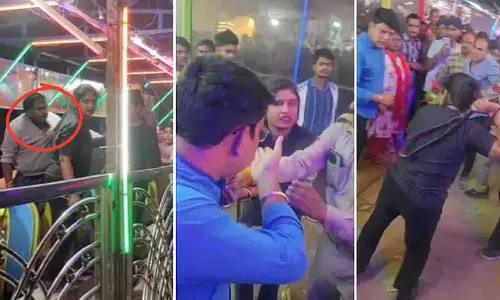 Chhatarpur फनफेयर में महिला बाउंसरों ने पुरुषों को बेल्ट से पीटा Chhatarpur फनफेयर में महिला बाउंसरों ने पुरुषों को बेल्ट से पीटा