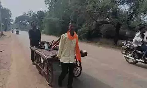 MP: एम्बुलेंस सेवा फेल, मजबूरी में ठेले पर अस्पताल ले जाया गया मरीज MP: एम्बुलेंस सेवा फेल, मजबूरी में ठेले पर अस्पताल ले जाया गया मरीज