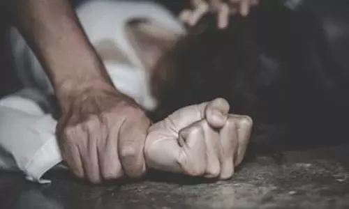 तीन दोस्तों के साथ तीर्थ यात्रा पर गई नाबालिग लड़की से बलात्कार का प्रयास