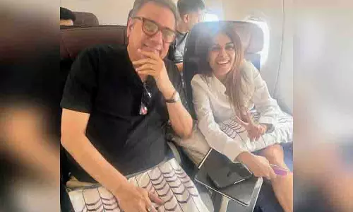 श्रीलंका जाने वाली फ्लाइट में Nia Sharma की मुलाकात बोमन ईरानी से हुई श्रीलंका जाने वाली फ्लाइट में Nia Sharma की मुलाकात बोमन ईरानी से हुई