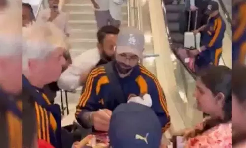 Virat Kohli सिडनी पहुंचे, एस्केलेटर से ऑटोग्राफ दिए