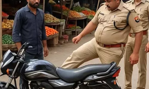 दारोगा दबंगई: बाइक पर लात, SSP ने लिया एक्शन दारोगा दबंगई: बाइक पर लात, SSP ने लिया एक्शन