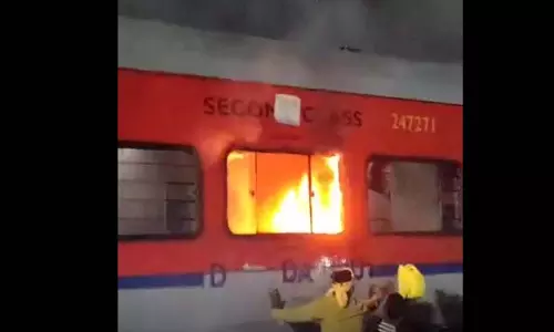 जनसेवा एक्सप्रेस की एक बोगी में लगी आग, यात्रियों में अफरातफरी मच गई, देखें मंजर