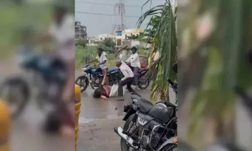 पति ने सड़क पर पत्नी पर चाकू से किया हमला.. फिर क्या हुआ? पति ने सड़क पर पत्नी पर चाकू से किया हमला.. फिर क्या हुआ?