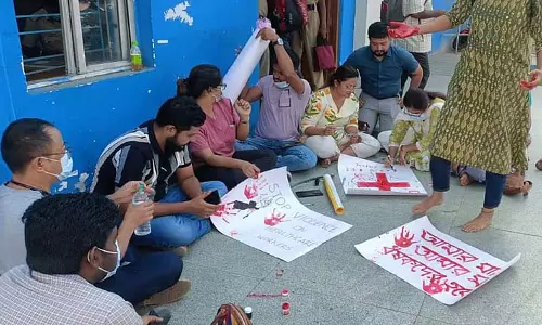 Uluberia College में महिला डॉक्टर के उत्पीड़न के विरोध में डॉक्टरों की हड़ताल Uluberia College में महिला डॉक्टर के उत्पीड़न के विरोध में डॉक्टरों की हड़ताल
