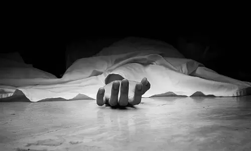 Hotel के कमरे में एक बक्से के अंदर युवक का शव मिला Hotel के कमरे में एक बक्से के अंदर युवक का शव मिला