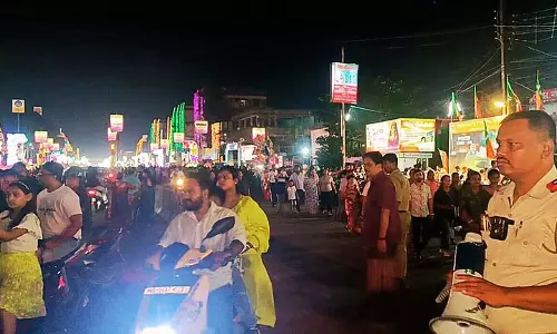 यह उत्सव मध्य रात्रि में मंडप की बत्तियाँ बुझाकर समाप्त