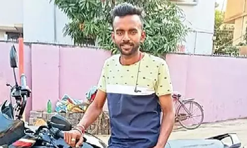 मां के सामने mobile tower पर चढ़कर व्यक्ति ने की आत्महत्या मां के सामने mobile tower पर चढ़कर व्यक्ति ने की आत्महत्या