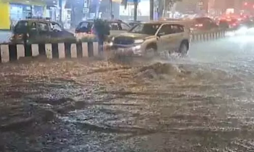 मुंबई में जोरदार बारिश, कई क्षेत्रों में जलभराव से जनजीवन प्रभावित